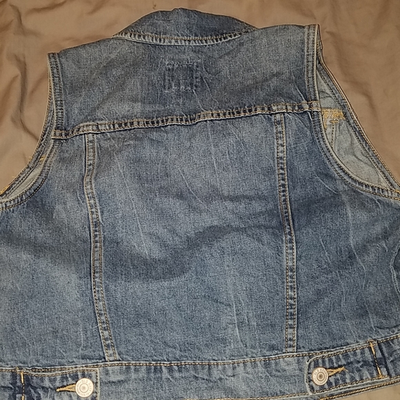 Old navy sleeveless jean jacket - Picture 3 of 3